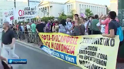 Télécharger la video: Schuldenkrise in Griechenland: Reformdebatte im griechischem Parlament