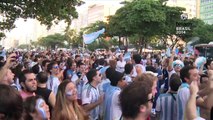 Unos 3.000 hinchas argentinos coparon Copacabana con banderazo