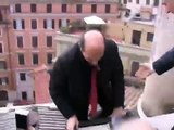 Bersani sale sul tetto dell'università a Roma: 