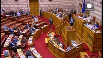 Ελλάδα: Πληγωμένος και από την δεύτερη ψηφοφορία ο ΣΥΡΙΖΑ- Έκπληξη το «ΝΑΙ» Βαρουφάκη.