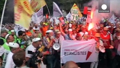 Francia, tabaccai e carote davanti al Senato