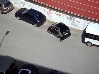 ★ Woman Driver Smart Car PARKING FAIL ★