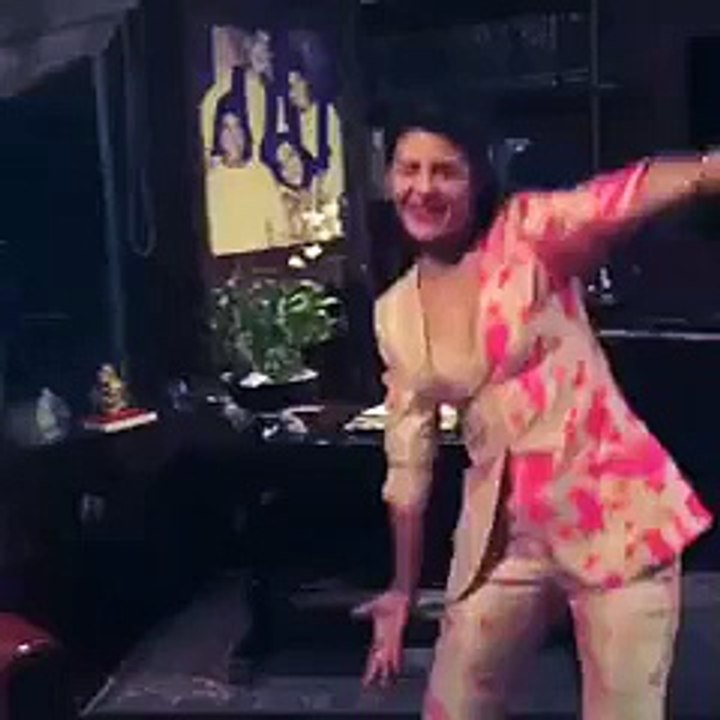 Indain actress Jacqueline Fernandez show boobs wish brihtday  By Daily Fun