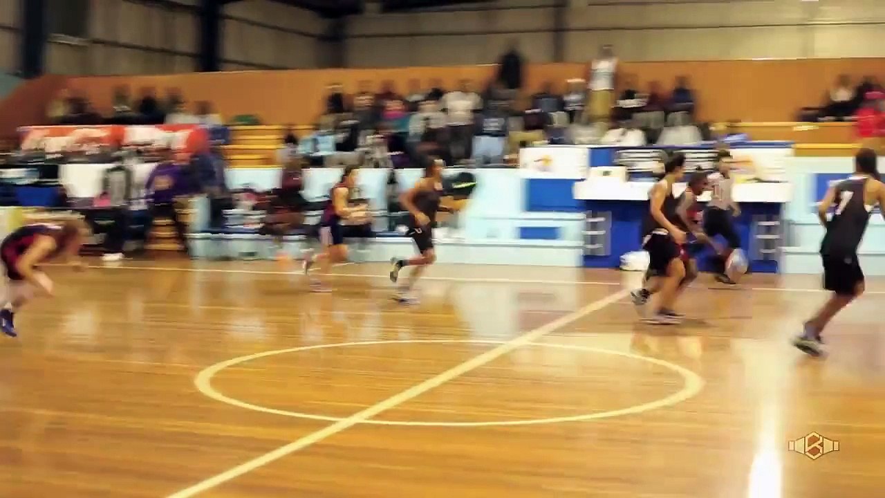 Action impressionnante en basket féminin - Défense anéantie