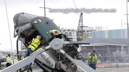 Un hélicoptère s'écrase après avoir touché un cable avec son rotor - Impressionnant