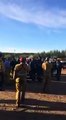 Des pompiers sud africain chantent en venant aider les pompiers canadiens