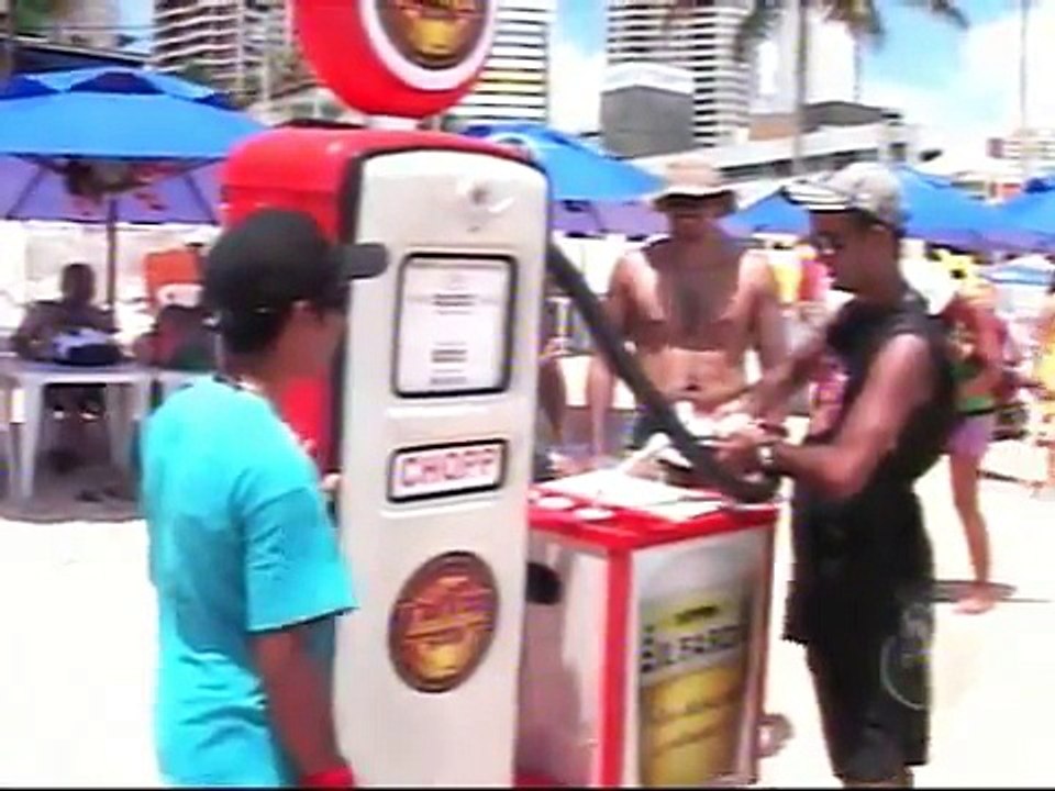 Chopeira modelo Bomba de Combustível dos Anos 50 fazendo sucesso na praia