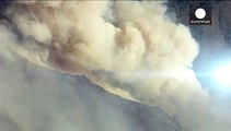 رجال الاطفاء يكافحون لاخماد الحرائق في كاليفورنيا
