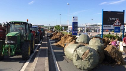 Les agriculteurs du Boulonnais bloquent l'hypermarché Leclerc d'Outreau