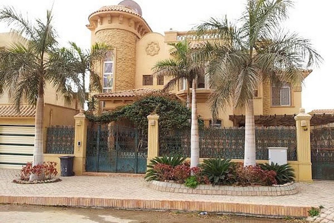 فيلا للبيع بمدينه الشروق 2000 بحمام سباحة   مصر