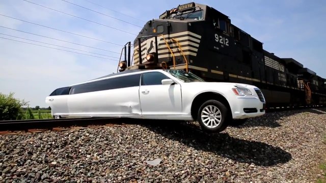 Une limousine bloquée sur un passage à niveau se fait percuter par un train de marchandise