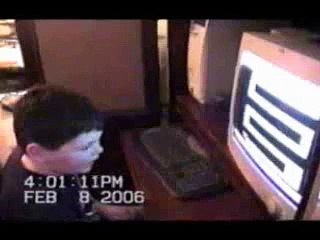 niño loco se asusta por la pc (niño loco) (llora mucho) (la pc lo asusto)