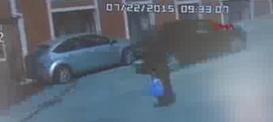 Yaşlı kadına kapkaç güvenlik kamerasında