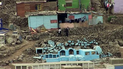 La vida entre tumbas en el Callao [VIDEO]