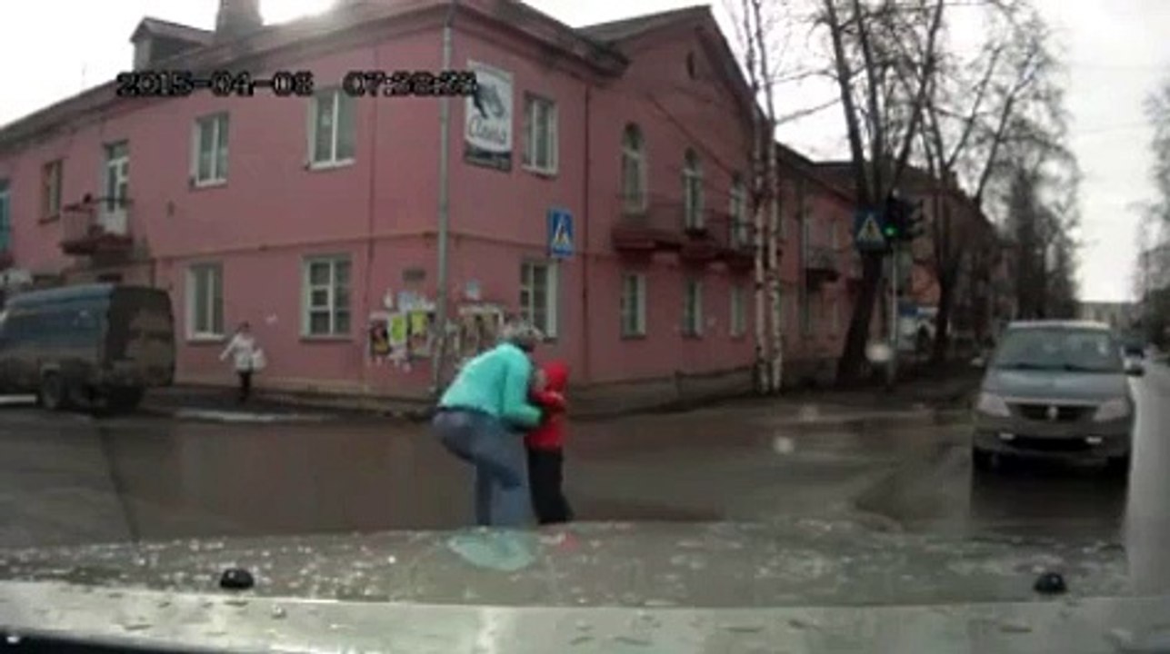 Regardez bien ce qui arrive à un enfant dont la mère n'a pas respecté les règles de conduite.