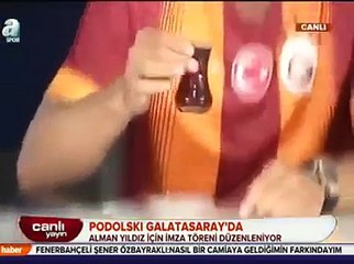Galatasaray'a transfer olan Podolski'nin, imzayı atar atmaz çay içmesi.