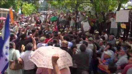 Simpatizantes de Zelaya se llevan a un periodista del tribunal