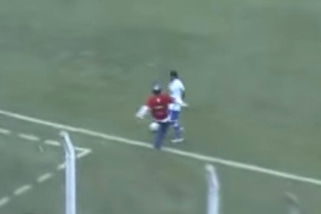 Quand un entraîneur frappe un joueur adverse en plein match