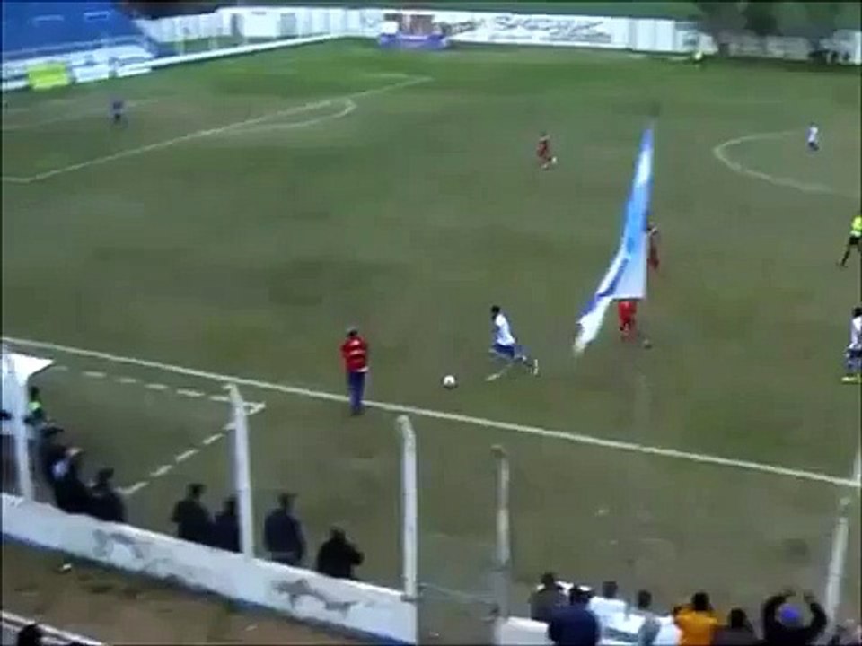 L'entraîneur Pablo Martel tacle violemment un joueur adverse