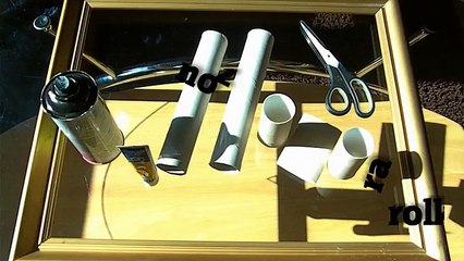 Il découpe des rouleaux de papier toilette et crée quelque chose de merveilleux