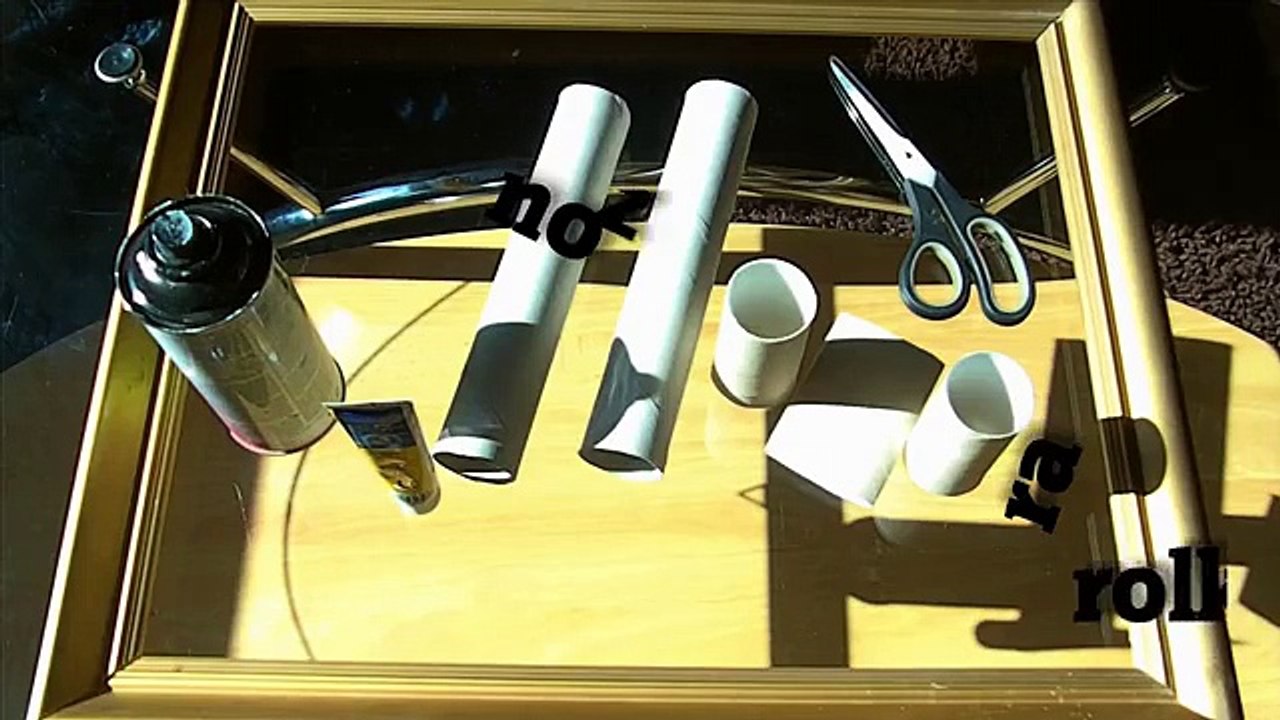 Il découpe des rouleaux de papier toilette et crée quelque chose de merveilleux