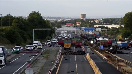 Importants blocages routiers des éleveurs à Lyon