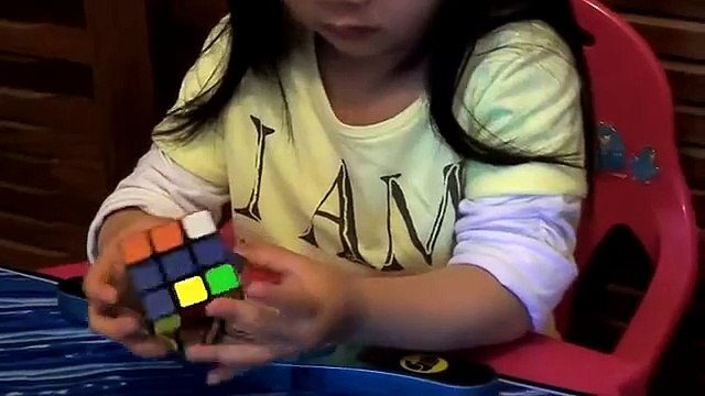 A 2 ans, elle résout déjà un Rubik's Cube en moins de 2 minutes