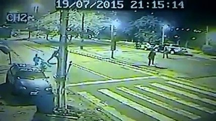 Policial derruba motoqueiro com chute em blitz