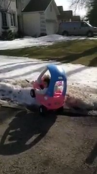 Un policier arrête une fille ivre au volant