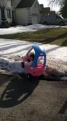 Un policier arrête une fille ivre au volant