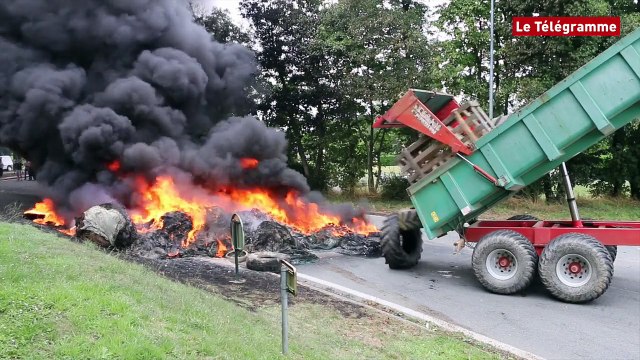 Dinan. La ville toujours bloquée, des feux allumés