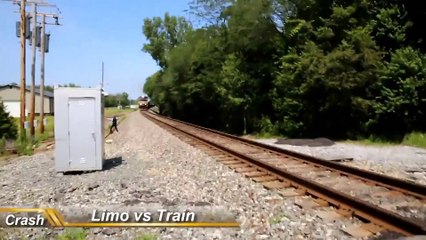 Une Chrysler 300C limousine emportée par un train
