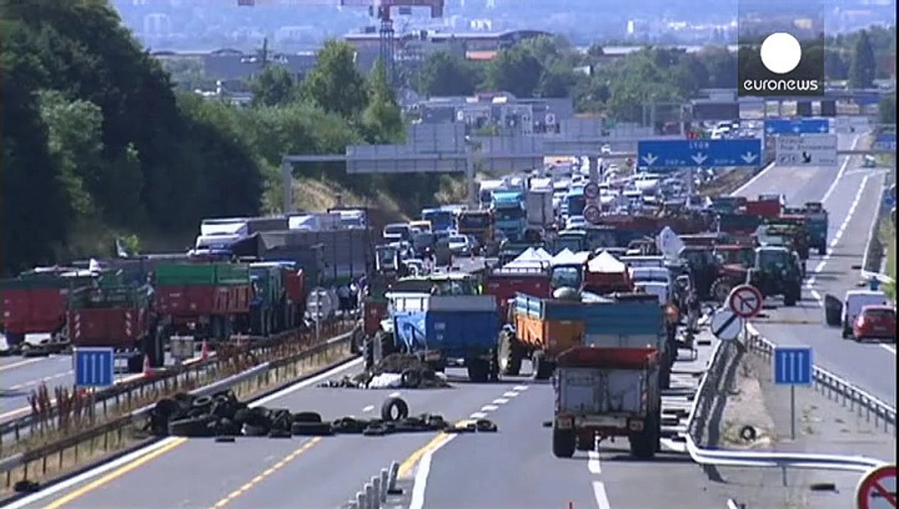 Франція: фермери не вірять уряду й далі блокують дороги