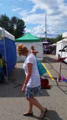 Talented girl plays violin while hula-hooping