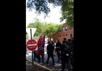 Il trolle une manifestation du Ku Klux Klan avec un tuba