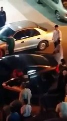 شرطة الكويت يسحبون بنت من سيارتها