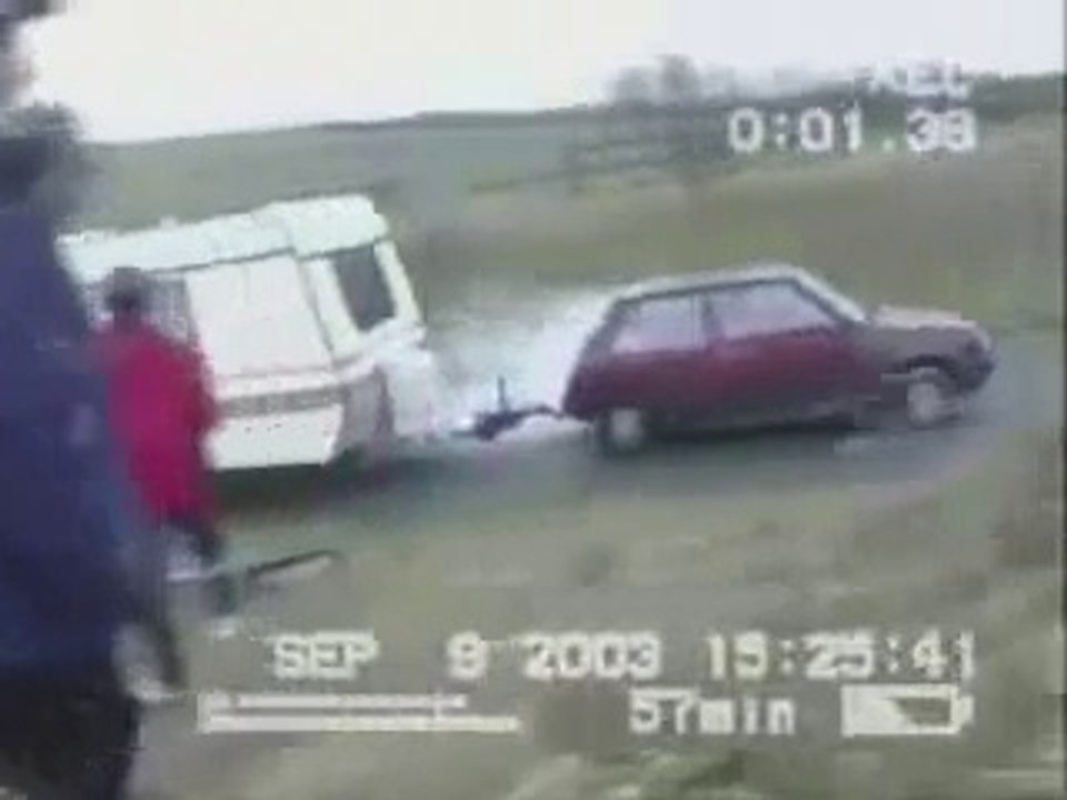 Il tire une caravane avec sa Renault 5