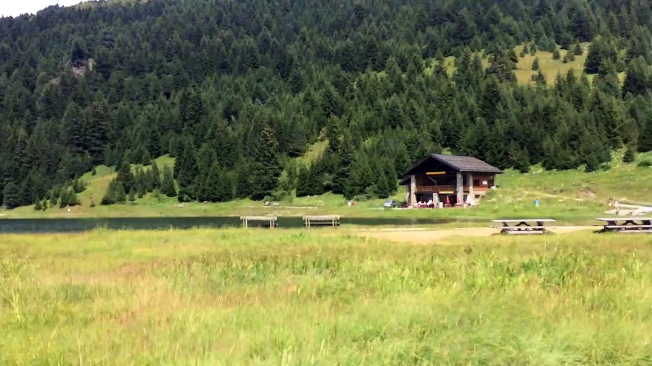 Meribel Mottaret vue en été du lac de la tueda