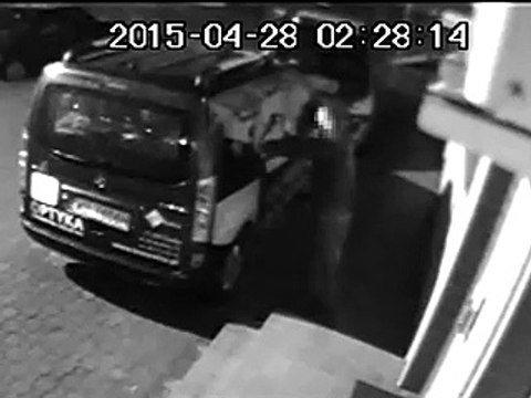 Homme ivre défonce la vitre arrière d'une camionnette à coup de tête