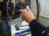 Come costruire la ruota di una bici - lezione di Lina