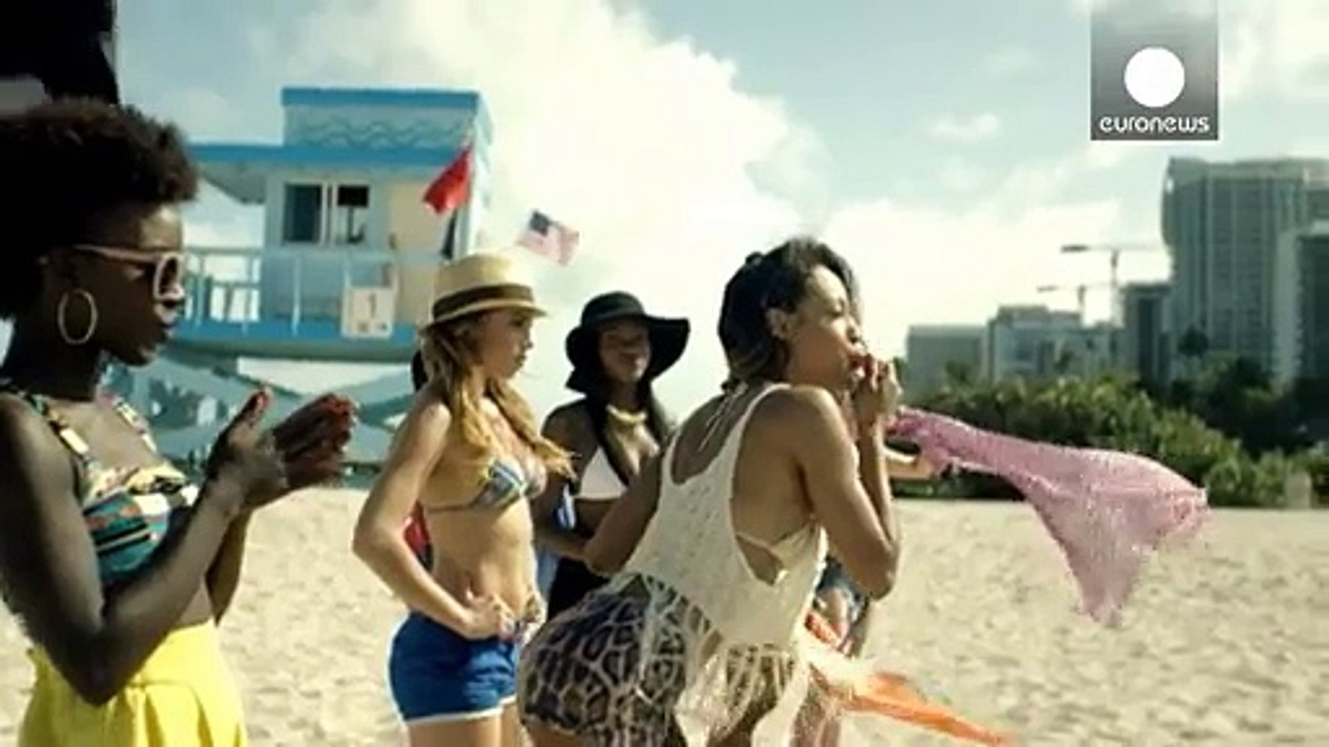 ⁣Співак Омі утримує музичний прапор Ямайки