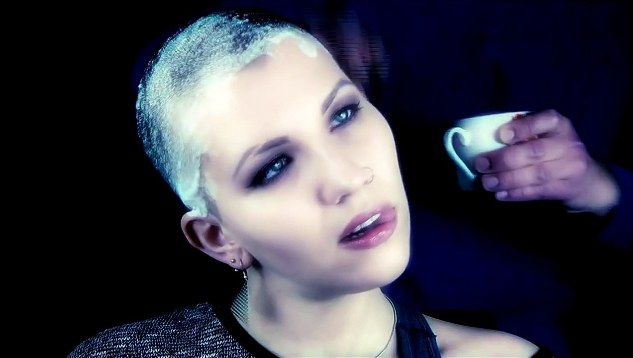 Reparatur durch Kopfrasur 2.0 - jetzt mit Schaum [ Der Weg zu sich selbst führt über die Glatze ]