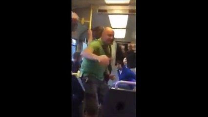 Un hombre ebrio cantó un homenaje a The Beatles en el metro