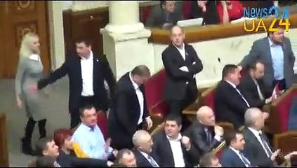 Михальчишин и Фарион атакуют трибуну Верховной Рады