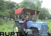 Imágenes fuertes: Mujer arrolla a personas con tractor tras disputa
