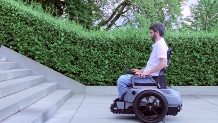 Le premier fauteuil roulant capable de monter des escaliers