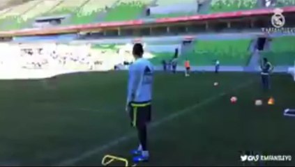 Cristiano Ronaldo : reprise de volée coup du foulard à l'entrainement du Real Madrid