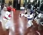 Niños dando un verdadero combate de Artes marciales