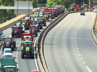 Éleveurs: Hollande défend le plan d'urgence, la mobilisation évolue