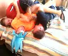 guus en mike zijn chris aan het kietelen (alweer)